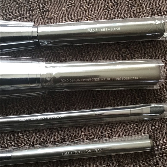 Lise Watier, pouch with makeup brushes - Picture 5 of 5